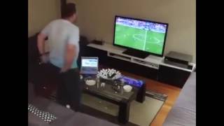 Maç İzlerken Deli̇ren Adam