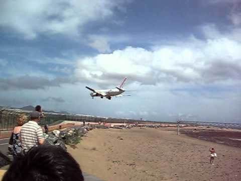 Low flying plane landing at Lanzarote airport (1) - YouTube