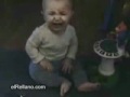 Bebê se assusta com o próprio peido