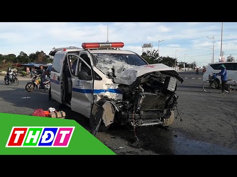 Xe cứu thương đang chuyển bệnh bị xe tải tông trên đường | THDT