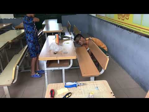 Trung Anh đi sửa bàn ghế lớp 5E good job