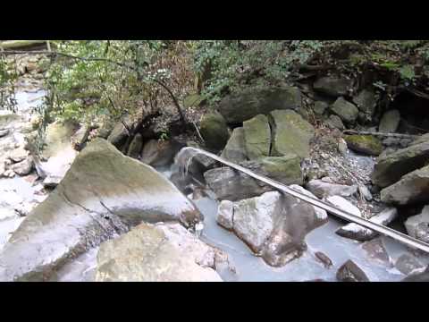 霧島 最古の岩風呂と白濁色の温泉川