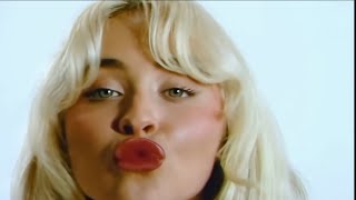 Sabrina Carpenter Kissing Screen Wallpaper4K Hd