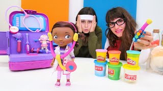 Ayşe hastalanıyor! Ümit Doc Mcstuffins'e doktor aletlerini yapıyor. Hamur oyunu!