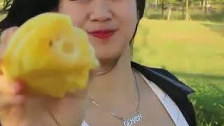Vania Gemash Makan Buah Nanas..segeerr