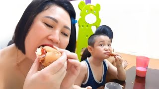 Chị Silent Sea Gia Linh Em Cò Ăn Sáng Bánh Mì Kẹp Xúc Xích Tương Cà