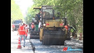 Видео В Волжском дорожники приступили к укладке асфальта на улице Комсомольская от Муниципальное телевидение Волгограда, Комсомольская улица, Волжский, Россия