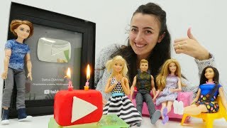 Barbie için sürpriz Doğum Günü partisi. Sevcan özel pasta yapıyor