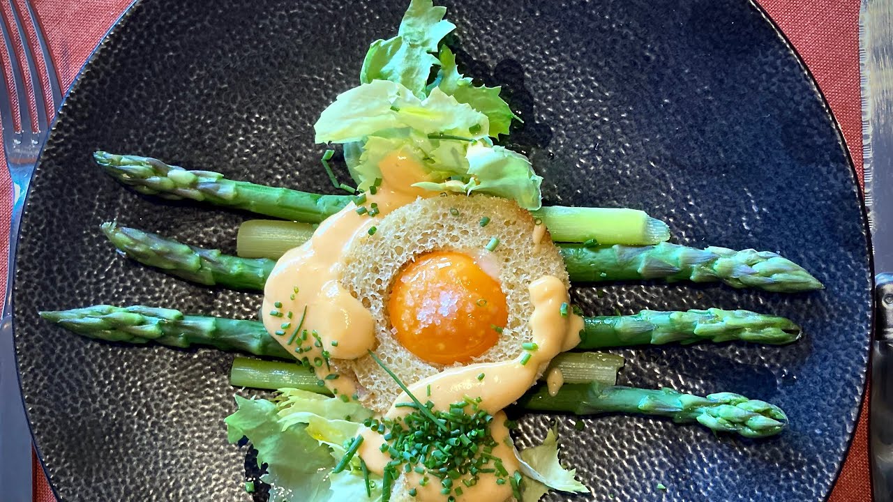 Grüner Spargel - Ei im Toastbrot und Weißwein-Butter-Sauce - ein Hingucker, der auch noch schmeckt!