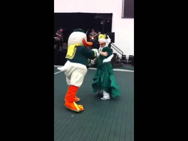 Mimi Duck dances with Puddles the Duck