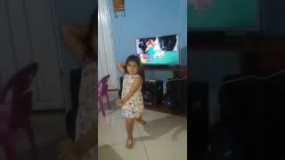 Niña Bailando Mueve El Toto
