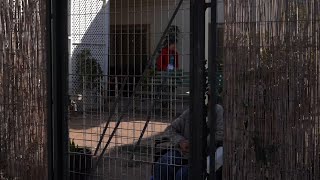 Chilenos preocupados por familiares en asilo con casos de virus