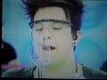 Luan Santana tentando quebrar a taça no Programa da Eliana.