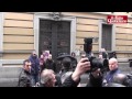 Lega, Salvini contestato a Milano dai centri sociali. Via sotto scorta e alza il dito medio