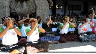 Indonesians Celebrate Kissing Festival