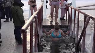 Голая женщина выжимает трусы после бассейна