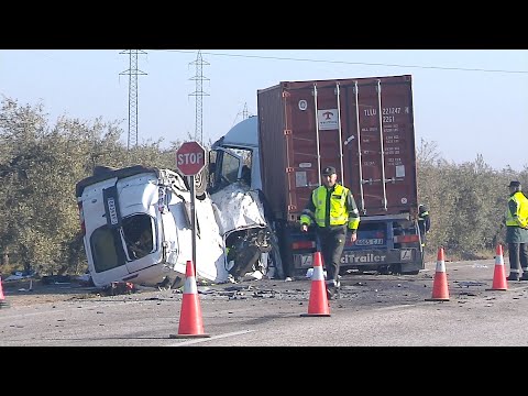 Mueren cinco operarios al chocar un camiรณn y su furgoneta en Utrera (Sevilla)
