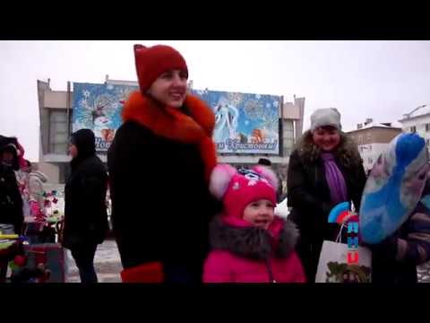 Луганские и российские казаки раздали подарки детям у главной елки Республики