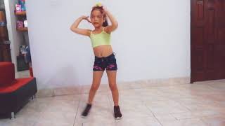 Niña Bailando El Anillo De Jennifer