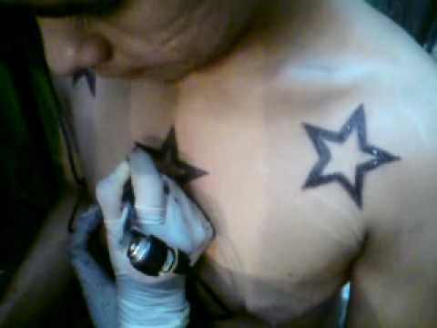tatuajes de estrellas en la muñeca. tatuaje casero estrellas ombros