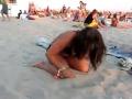 mulher bebada ou possuida na praia