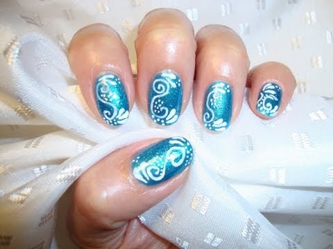 Title: Uñas azules decoradas con flores Title: Uñas azules decoradas con flores