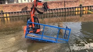 Bagger Stürzt In Den Neckar