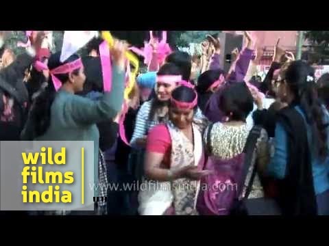 Delhiites dances to Dama dum mast kalandar : One Billion Rising...
