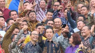 Jokowi dan Menteri Susi Ngevlog Bareng Ratusan Nelayan di Istana