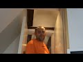 владелец общается на английском или