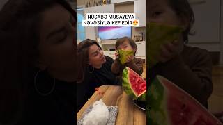 Nüşabə Xanim Nəvəsi̇ni̇ Çox Sevi̇r
