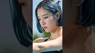 야외 수영장 다이빙대에서 그녀는 엉덩방아를 찧었다.