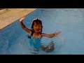 image Livi Senang Berenang Di Kolam Renang