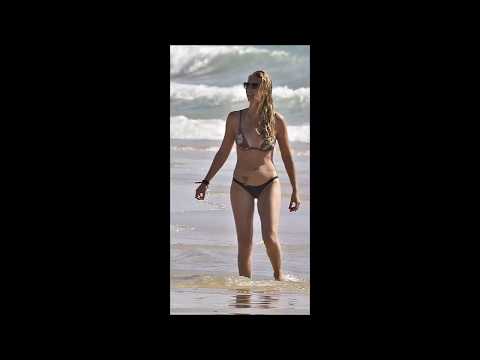 Carmen Janeiro disfrutando en la playa en bikini