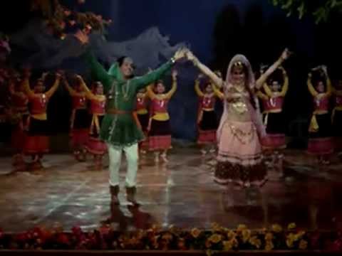 HUMRAAZ (1967) na moonh chhupa ke jiyo aur na sar jhuka ke jiyo...