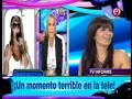 A Moria Casan se le cae el protector higienico en vivo.