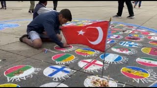 Almanya'daki sokak sanatçısı: Türkler, bayraklarını yere çizmemi istemiyor