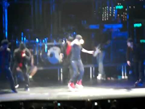 justin bieber dancing 2011. Justin Bieber Dancing Live in