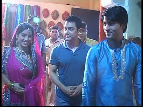 Aamir Khan visits the set of Diya Aur Baati Hum.flv