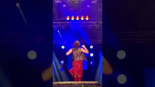 Zeynep Bastıktan Etkileyici Sahne Performansı