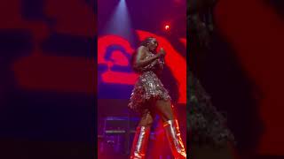 Aya Nakamura Expose Ses F Pendant Un Concert