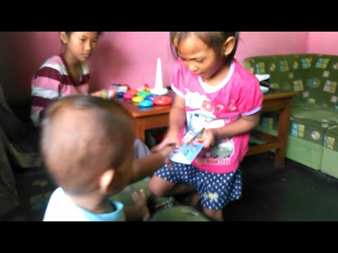Saling berebut mainan sampai nangis adik kakak ini