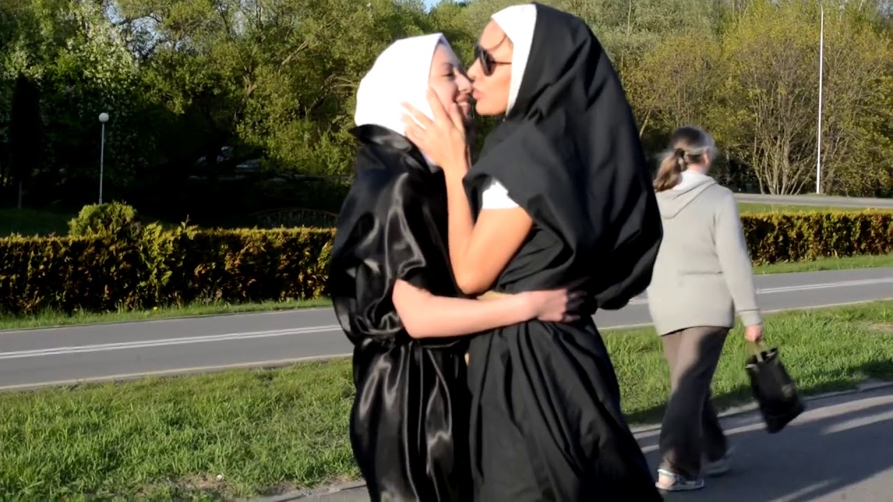 Молоденькая девушка в униформе монашки отсосала член друга семьи
