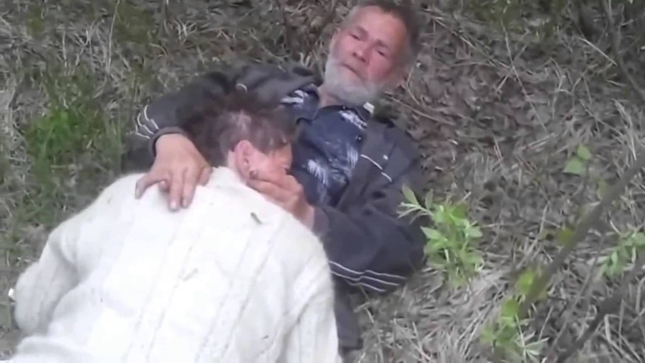 Бомж трахает пьяную молодую девушку80