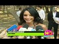 Aislinn Derbez le teje chambritas a su hermanito / Aislinn Derbez weaves her brother chambritas