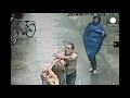 Incroyable - un bébé tombe du 2ème étage, un passant le rattrape au vol (Chine)