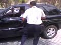 Manobrista Dançando no Estacionamento