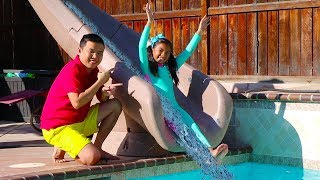 Wendy Juega Con Tobogán Gigante Depiscina Con Sus Muñecas Barbie