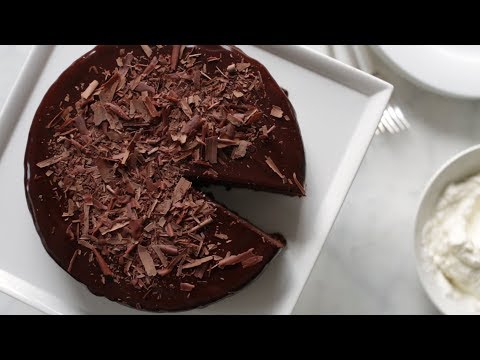 VIDEO : easy chocolate cake- everyday food with sarah carey - sarah carey prepares this dense, brownie-likesarah carey prepares this dense, brownie-likecakethat's topped with a rich, fudgy frosting. it's everysarah carey prepares this den ...