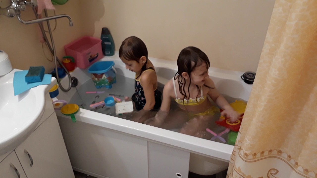 Молодая домохозяйка с круглой попой перед вебкамерой купается в ванной